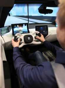 "Concept 2020": Auf dem Display sind andere Verkehrsteilnehmer, Gebäude und Straßenschilder dargestellt und so angeordnet, wie der Fahrer sie in der Realität sieht. Wichtige Verkehrsinformationen  etwa das aktuelle Tempolimit oder die Restdauer der Rotphase einer Ampel  komplettieren die Darstellung. // "Concept 2020": Other road users, buildings and street signs are shown on the display and are positioned to represent how the driver would see them in real life. Important traffic information, such as the current speed limit or the remaining time that a stop light will stay red, completes the presentation.