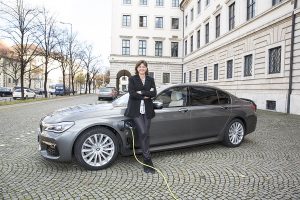 Ilse Aigner Hybridfahrzeug Nov 2016