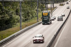 Der eHighway ist eine zuverlässige und umweltschonende Alternative zum herkömmlichen Lkw-Transport. Er versorgt Lkw über eine Oberleitung mit Strom. Das sorgt nicht nur für eine Halbierung des Energieverbrauchs sondern auch für eine Verringerung der lokalen Luftverschmutzung. Im Vergleich zu Verbrennungsmotoren ist die Technologie damit doppelt so effizient. eHighway is a reliable and environmentally friendly alternative to standard truck transport that supplies trucks with power from an overhead contact line. This means that not only is energy consumption cut by half, but local air pollution is reduced too, making the technology twice as efficient as internal combustion engines.