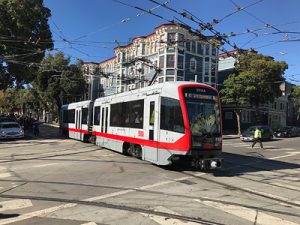 Insgesamt liefert Siemens 219 Fahrzeuge an die San Francisco Municipal Transportation Agency (SFMTA); für Siemens ist dies der bisher größte Auftrag für Nahverkehrszüge in den USA In total, the company will deliver 219 light rail vehicles for San Francisco's Municipal Transportation Agency (SFMTA), Siemens' largest order for light rail cars placed in the U.S.