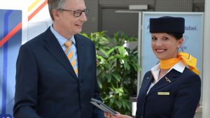 csm_Lufthansa_CMD_1_Leiter_Kabine_Muenchen_Michael_Knauf_mit_Flugbegleiterin_d41ffe46f2